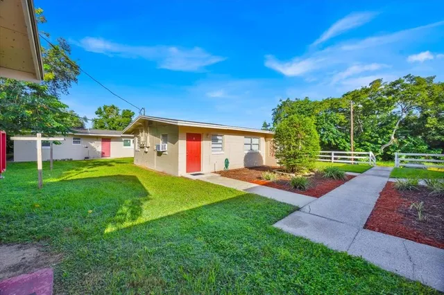 a view of a house with a yard