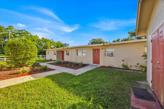 a view of a yard with a house