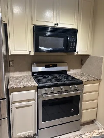 $2,450 | 7035 Woodley Avenue, Unit 113, Van Nuys, CA 91406
