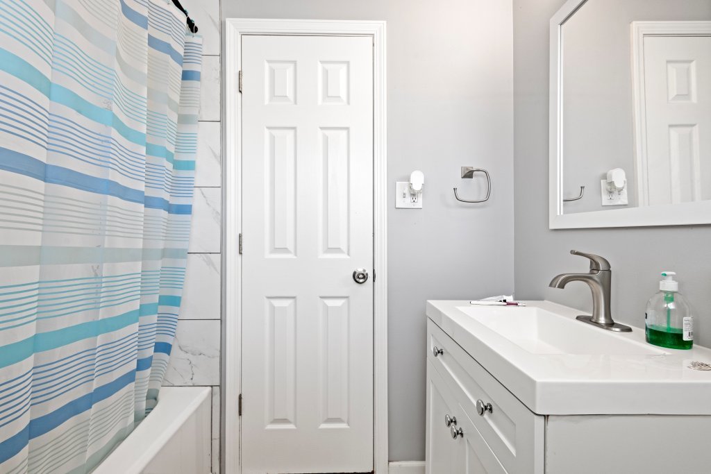 14564 Spaulding Avenue Harvey, IL 60426 - Photo 8 of 20 a bathroom with a sink and a mirror