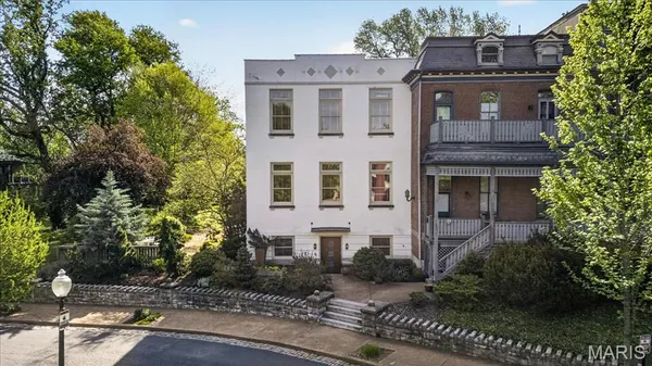 $895,000 | 6 Benton Place, St. Louis, MO 63104