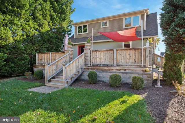 a view of a house with backyard