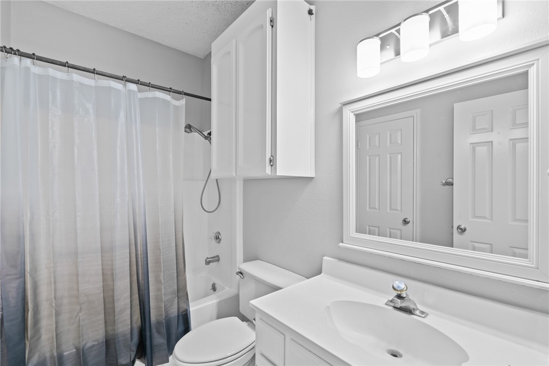 3025 Quail Springs Road, Unit B7 Corpus Christi, TX 78414 - Photo 13 of 23 a bathroom with a sink toilet and shower