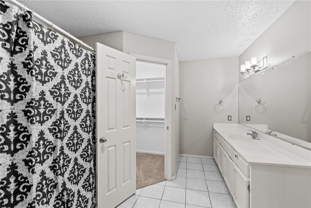 3025 Quail Springs Road, Unit B7 Corpus Christi, TX 78414 - Photo 16 of 23 a bathroom with a bathtub and a sink