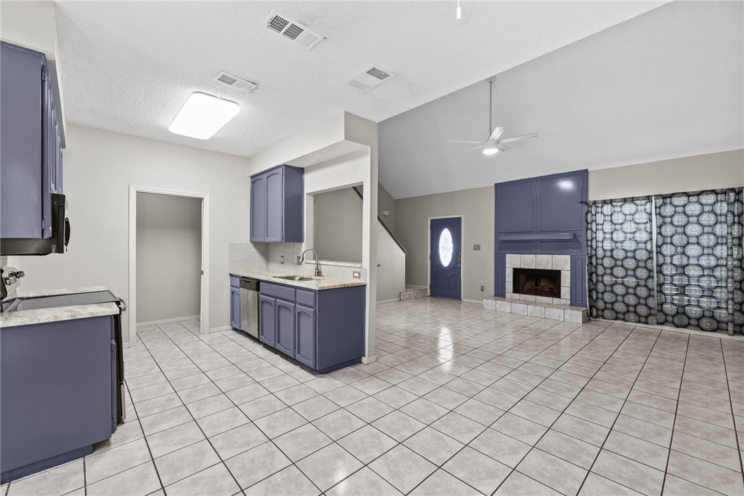 3025 Quail Springs Road, Unit B7 Corpus Christi, TX 78414 - Photo 6 of 23 a large kitchen with a sink and a stove top oven