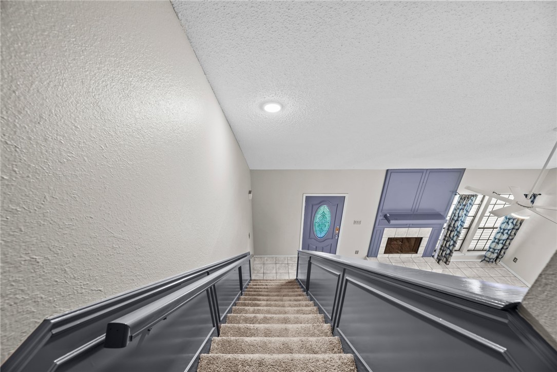 3025 Quail Springs Road, Unit B7 Corpus Christi, TX 78414 - Photo 10 of 23 a living room with furniture