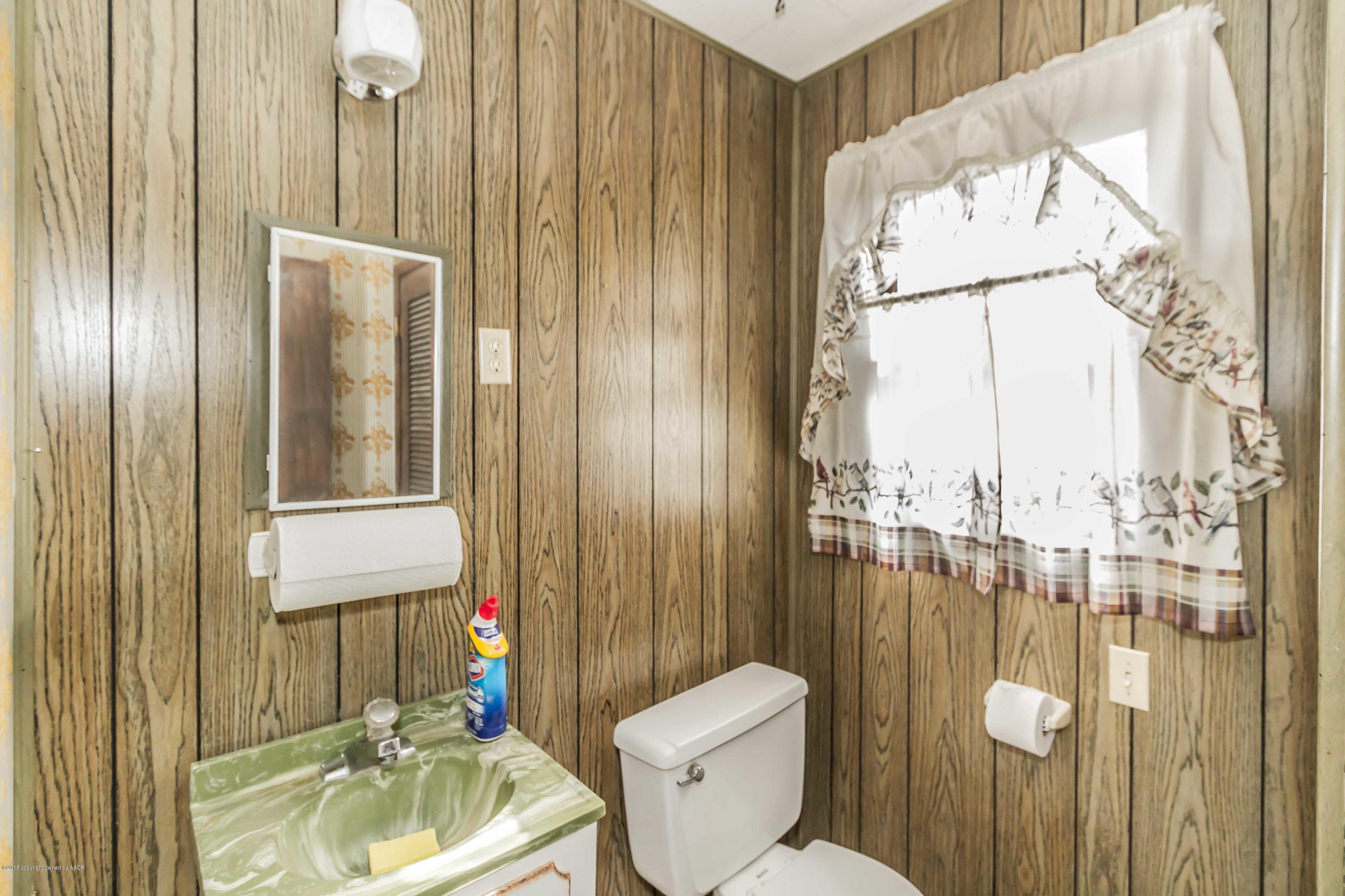 4301 Parker Street Amarillo, TX 79110 - Photo 37 of 42 mother in law quarters bathroom