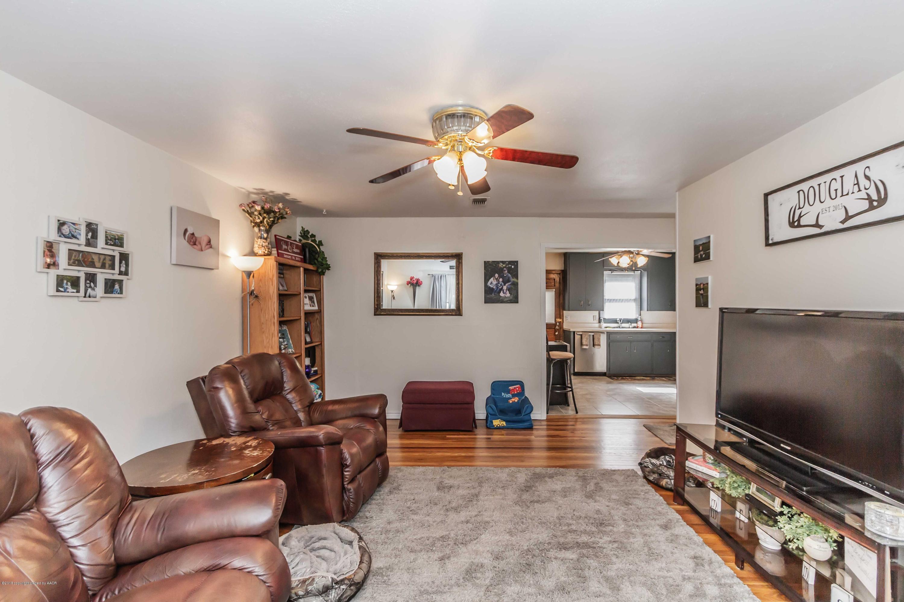 4301 Parker Street Amarillo, TX 79110 - Photo 5 of 42 LIIVNG ROOM VIEW 4