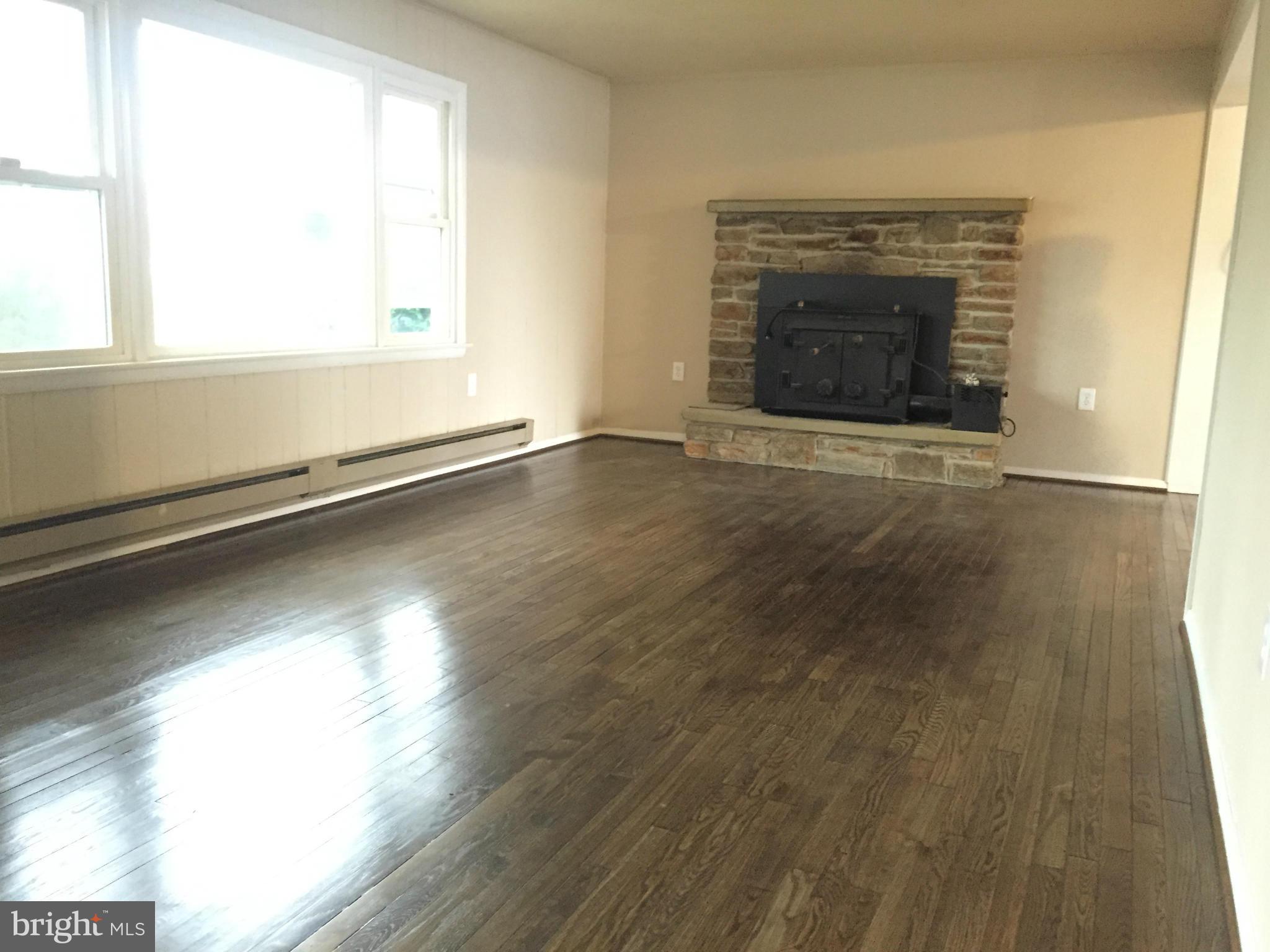7713 Buckhill Road Kingsville, MD 21087 - Photo 8 of 26 Living Room