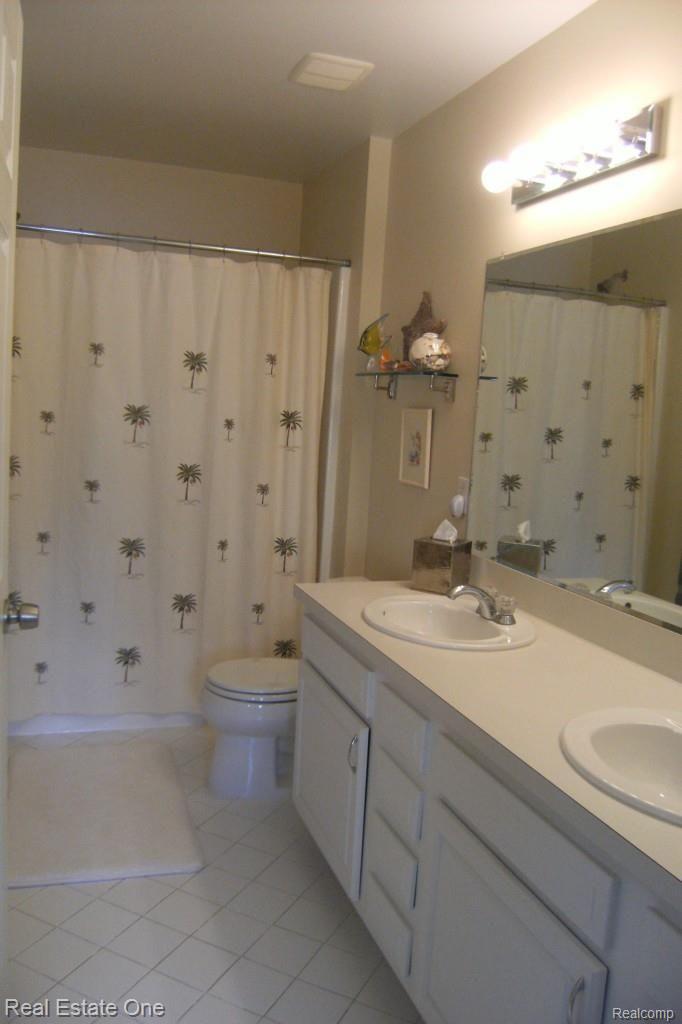 3133 East Maple Road Wixom, MI 48393 - Photo 23 of 37 Upper Level Full Bath