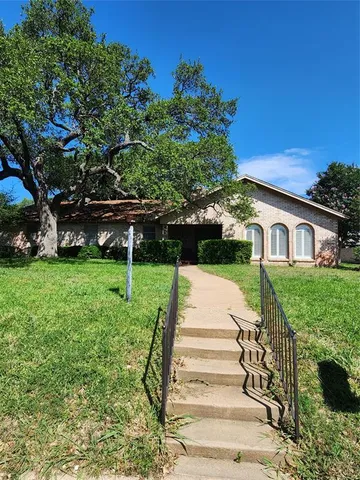 a view of a house with a yard