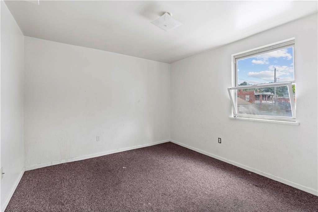 634 Broadway Avenue McKees Rocks, PA 15136 - Photo 33 of 40 an empty room with windows