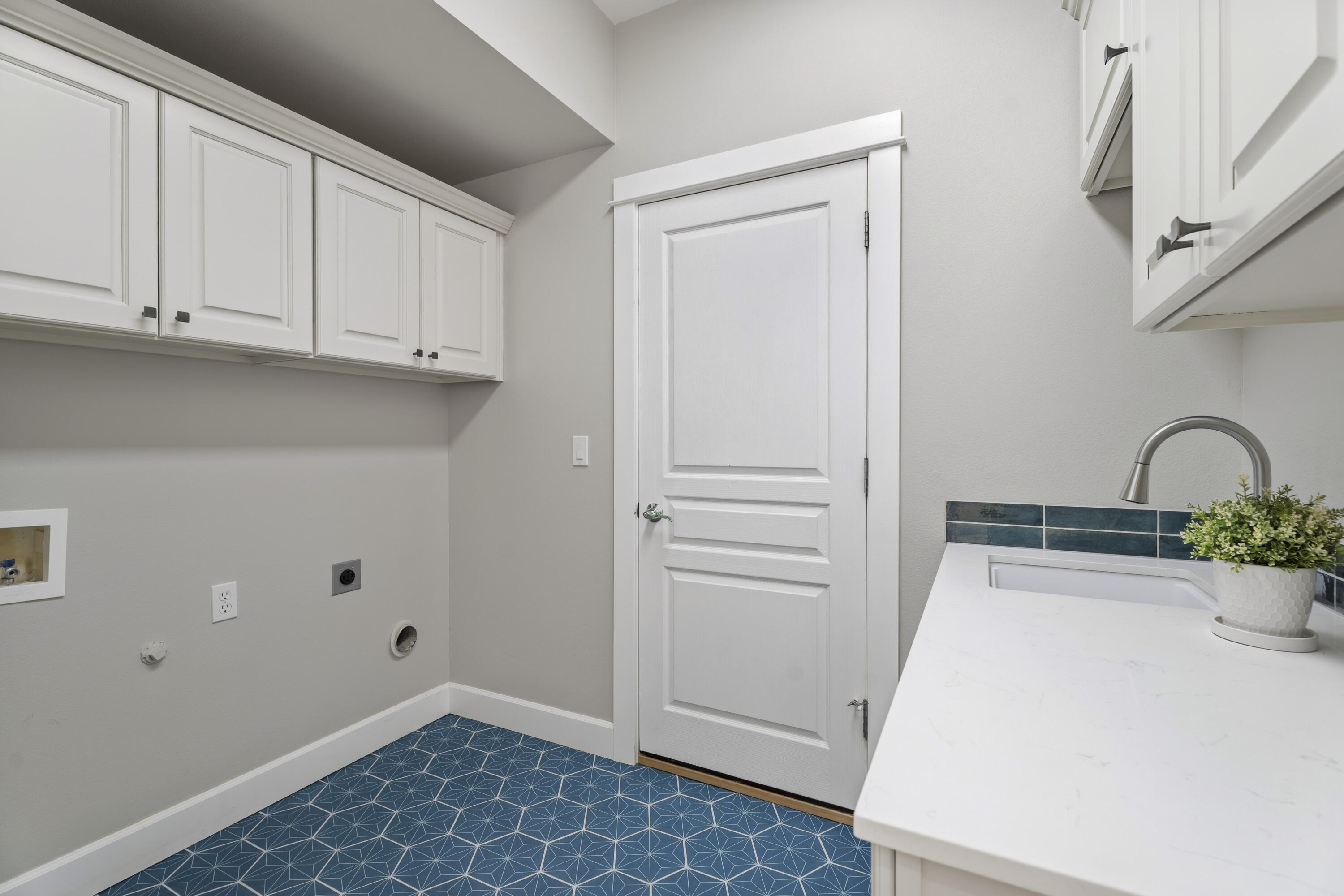 61425 Davis Lake Loop Bend, OR 97702 - Photo 22 of 51 51-Laundry Room