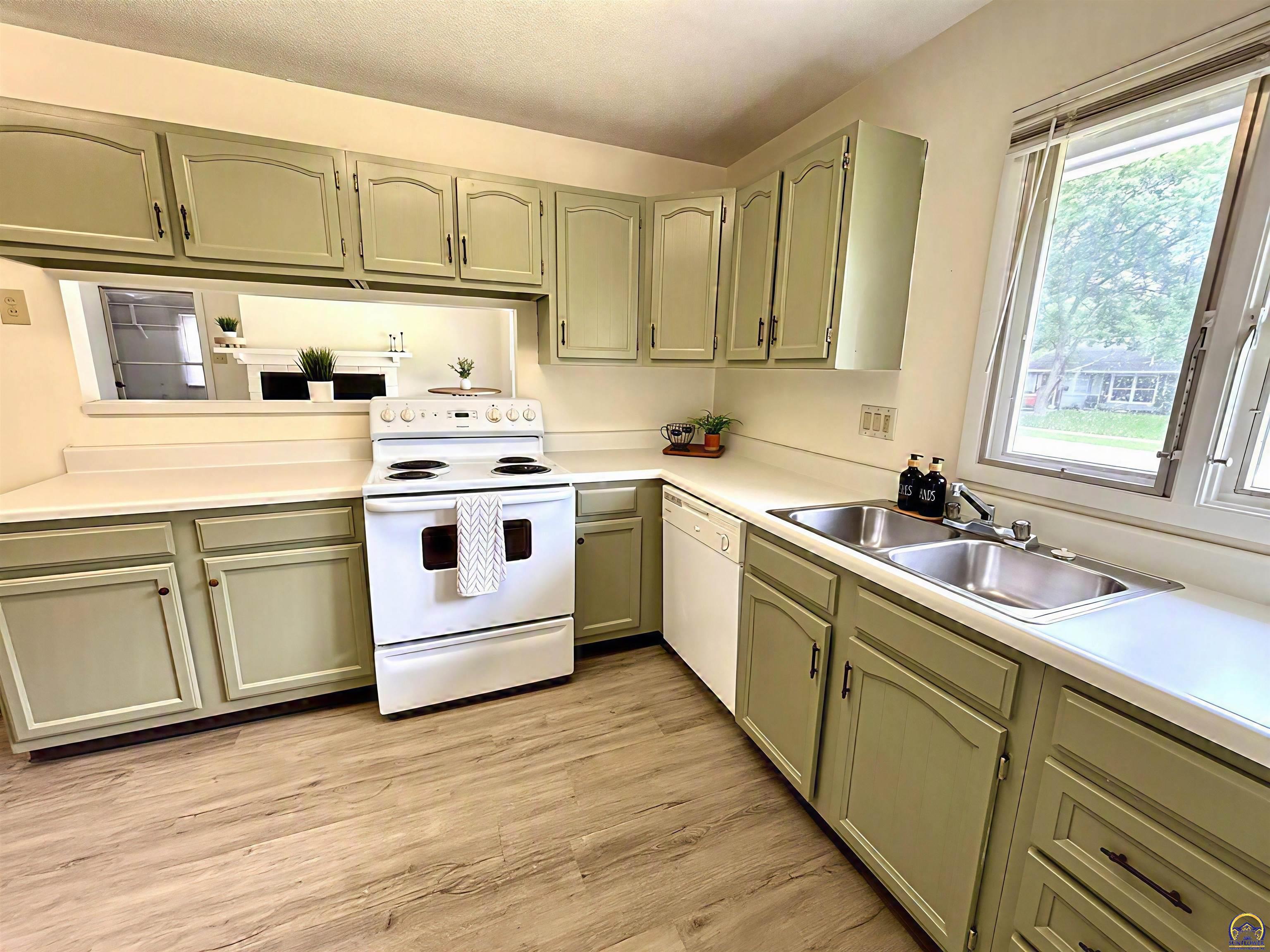 4029 Southwest 28th Terrace Topeka, KS 66614 - Photo 8 of 26