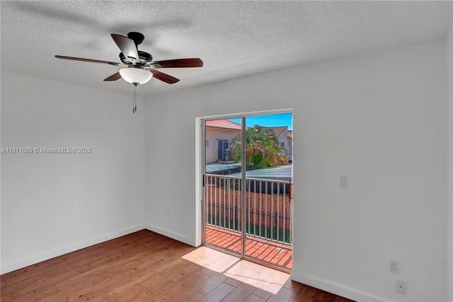 a view of entryway with a workspace