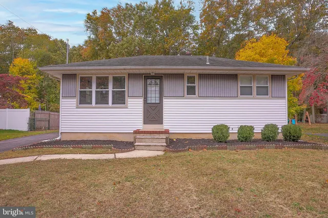 a view of front of a house with garage