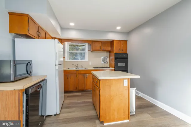 a view of utility room with washer and dryer