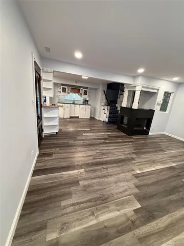 a view of livingroom with furniture