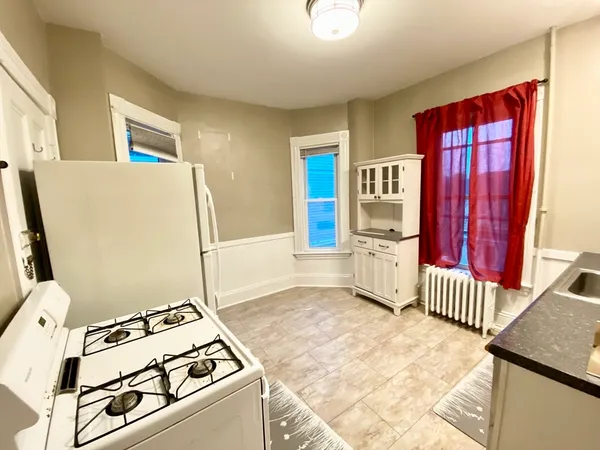 $2,100 | 12 Highland Avenue, Unit 2, Beverly, MA 01915