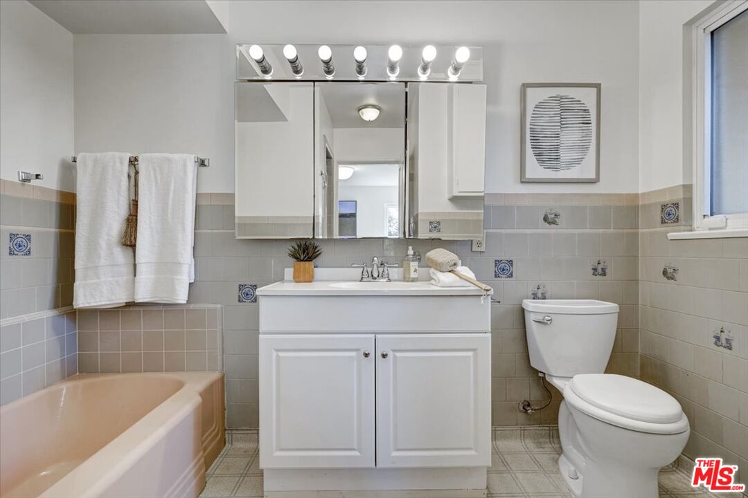 507 Cavanagh Road Glendale, CA 91207 - Photo 21 of 32 a bathroom with a sink toilet and shower