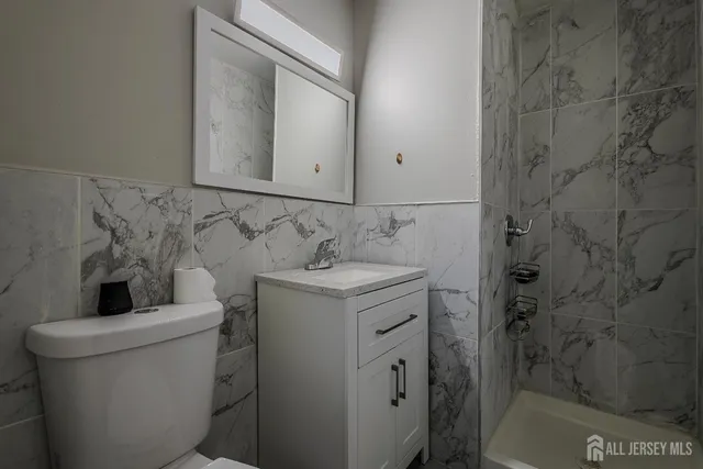 $695,000 | 1 Hallo Street, Edison, NJ 08837