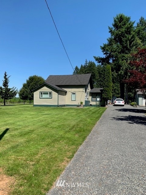 231 Monroe Road Winlock, WA 98596 - Photo 2 of 24 a front view of a house with garden