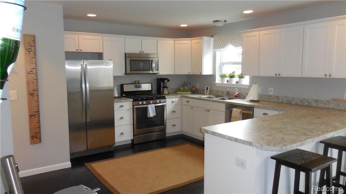 Large kitchen w/ snack bar