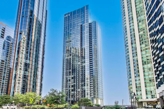 $2,300,000 | 211 North Harbor Drive, Unit TH01, Chicago, IL 60601