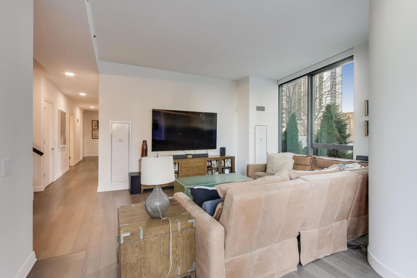 211 North Harbor Drive, Unit TH01 Chicago, IL 60601 - Photo 11 of 95