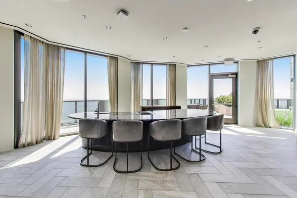 $2,300,000 | 211 North Harbor Drive, Unit TH01, Chicago, IL 60601