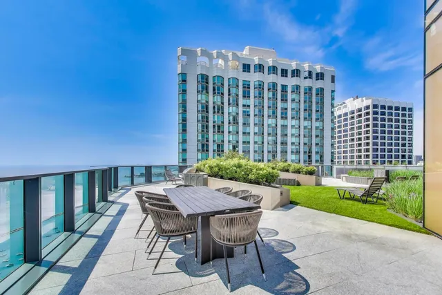 $2,300,000 | 211 North Harbor Drive, Unit TH01, Chicago, IL 60601