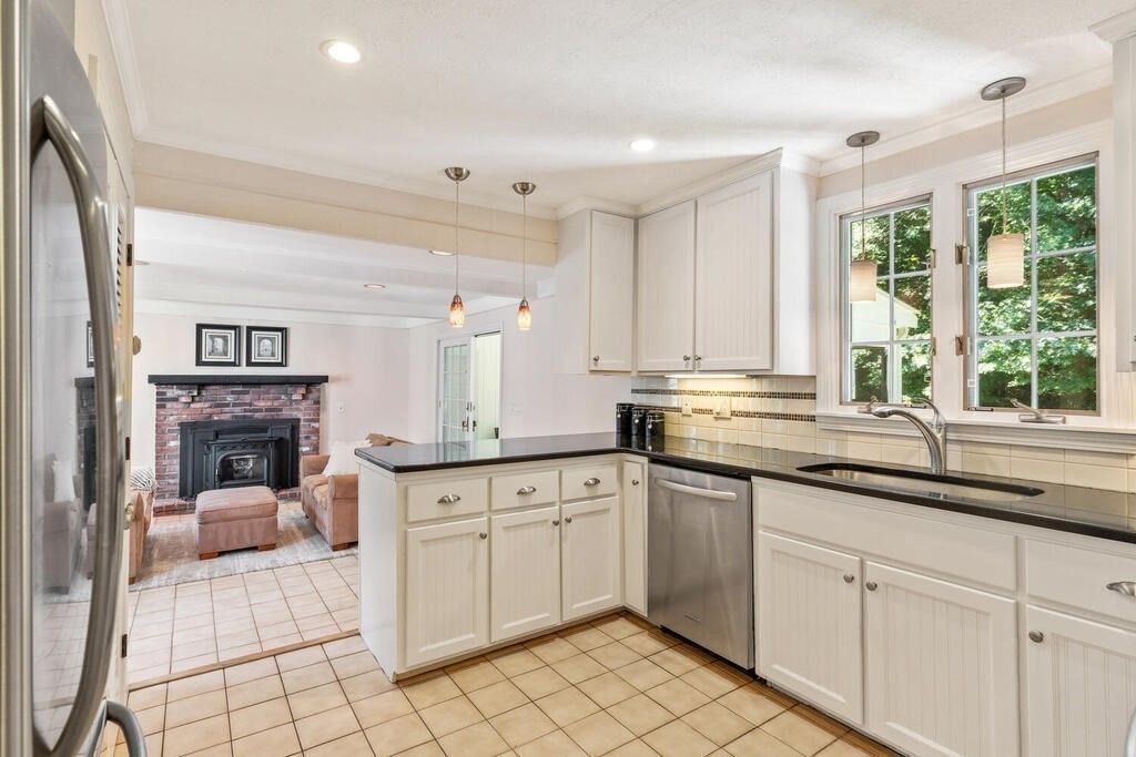 20 Ledgewood Drive Danvers, MA 01923 - Photo 9 of 31