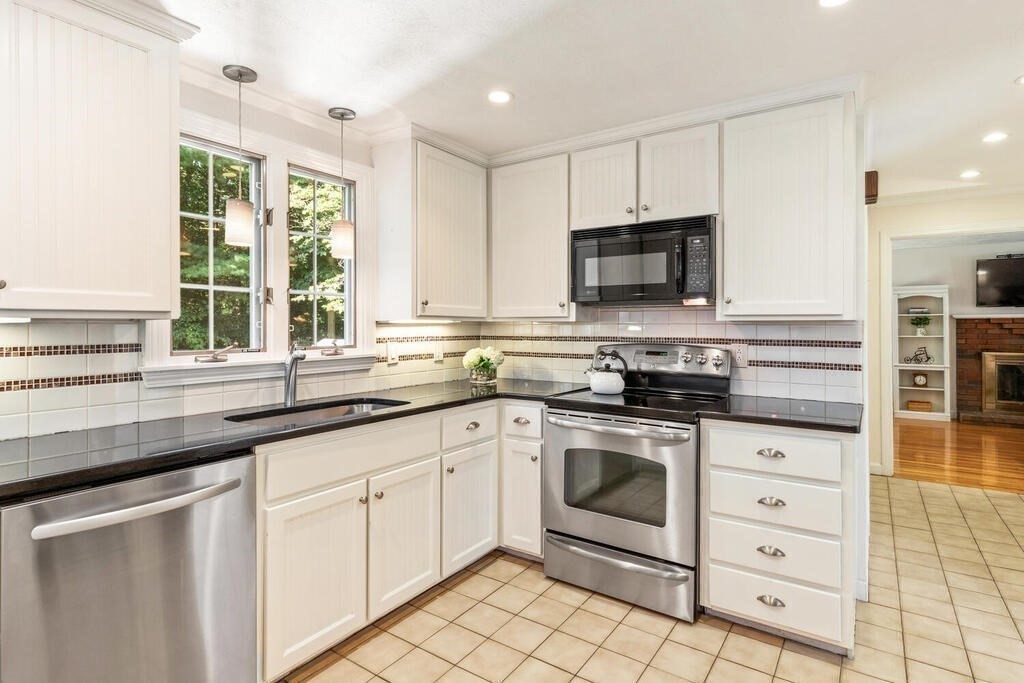 20 Ledgewood Drive Danvers, MA 01923 - Photo 10 of 31