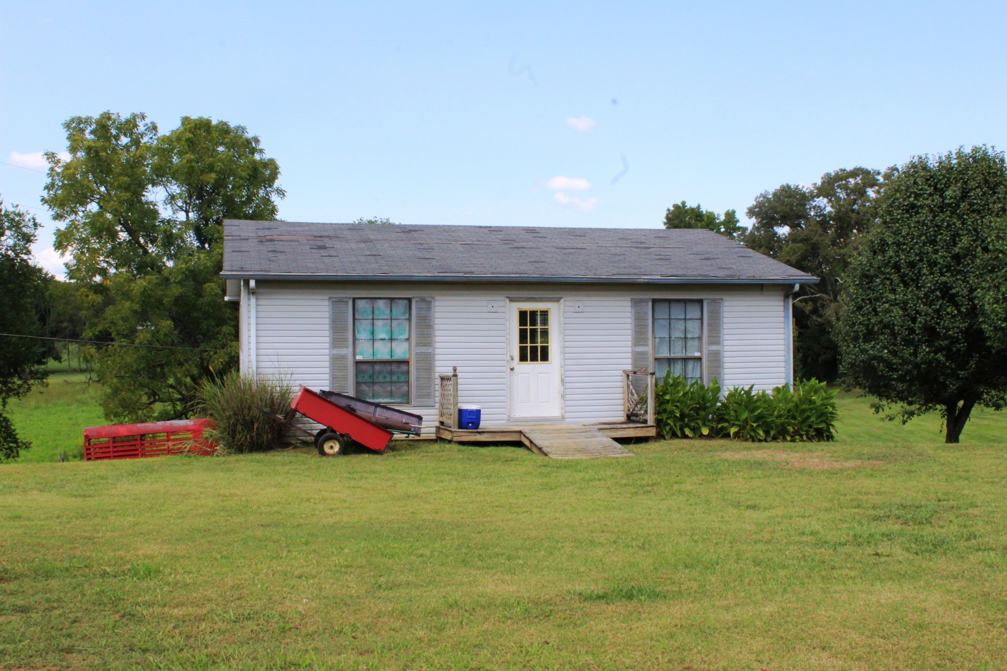 3847 Shellsford Road McMinnville, TN 37110 - Photo 22 of 34 a front view of house with yard and green space