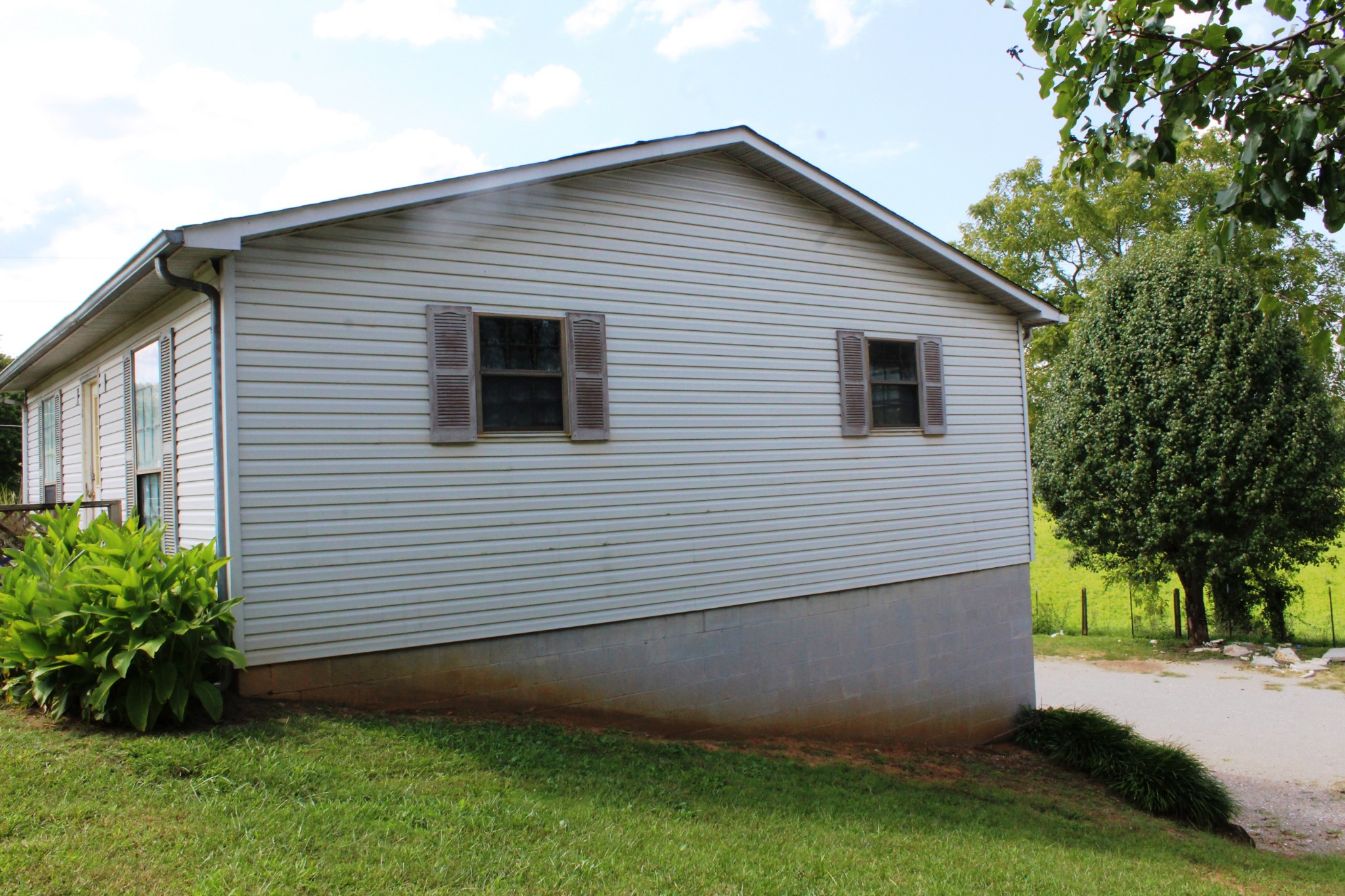 3847 Shellsford Road McMinnville, TN 37110 - Photo 23 of 34 a view of a backyard of the house