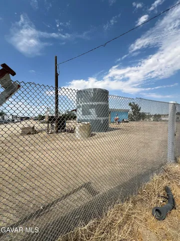 a view of a dry yard