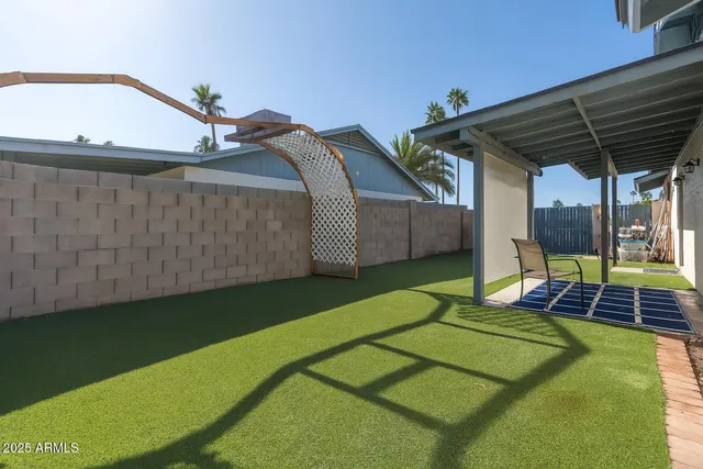 a view of a backyard