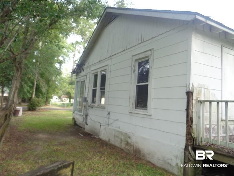 102 Hart Street Brewton, AL 36426 - Photo 4 of 19 Side