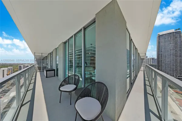 $4,690 | 1111 Southwest 1st Avenue, Unit 2719N, Miami, FL 33130