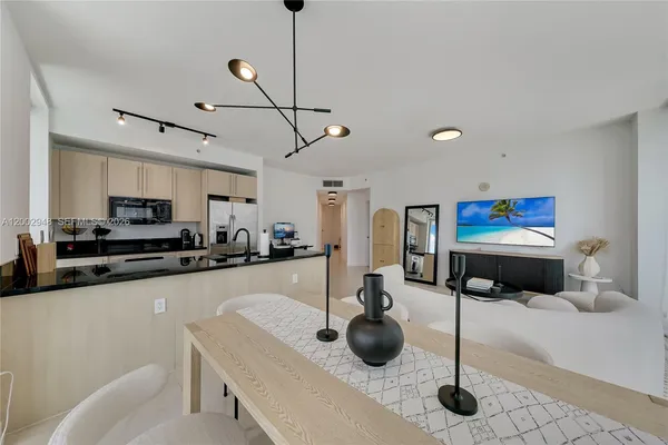 $4,690 | 1111 Southwest 1st Avenue, Unit 2719N, Miami, FL 33130