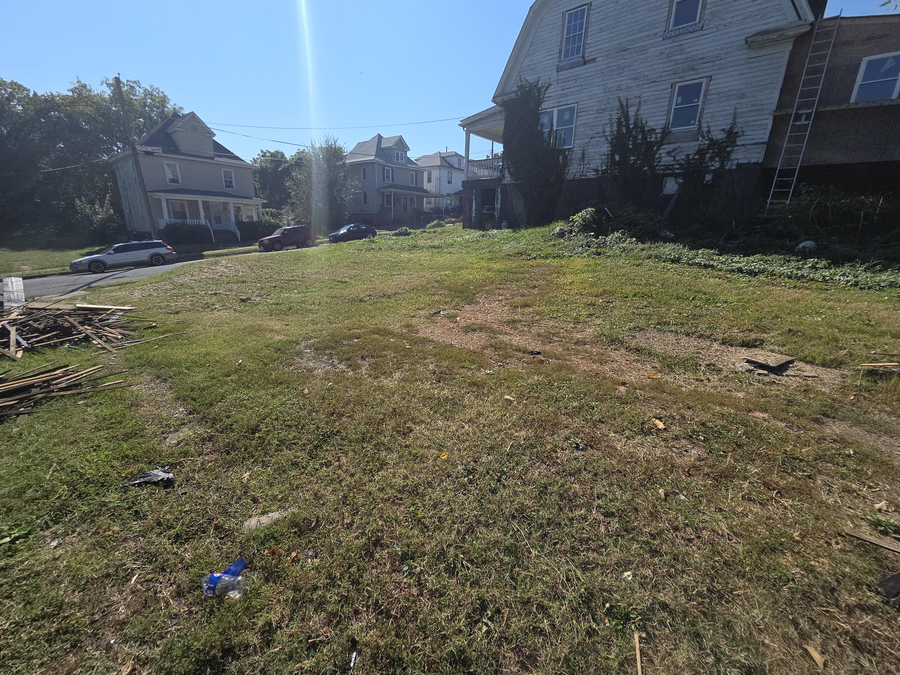 37 14th Street Southwest Roanoke, VA 24016 - Photo 3 of 4 a backyard of a house
