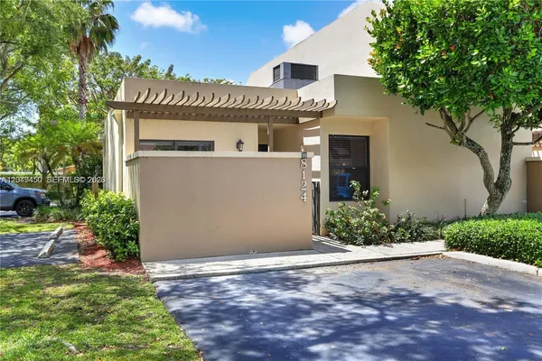$3,700 | 8124 Southwest 87th Terrace, Miami, FL 33143
