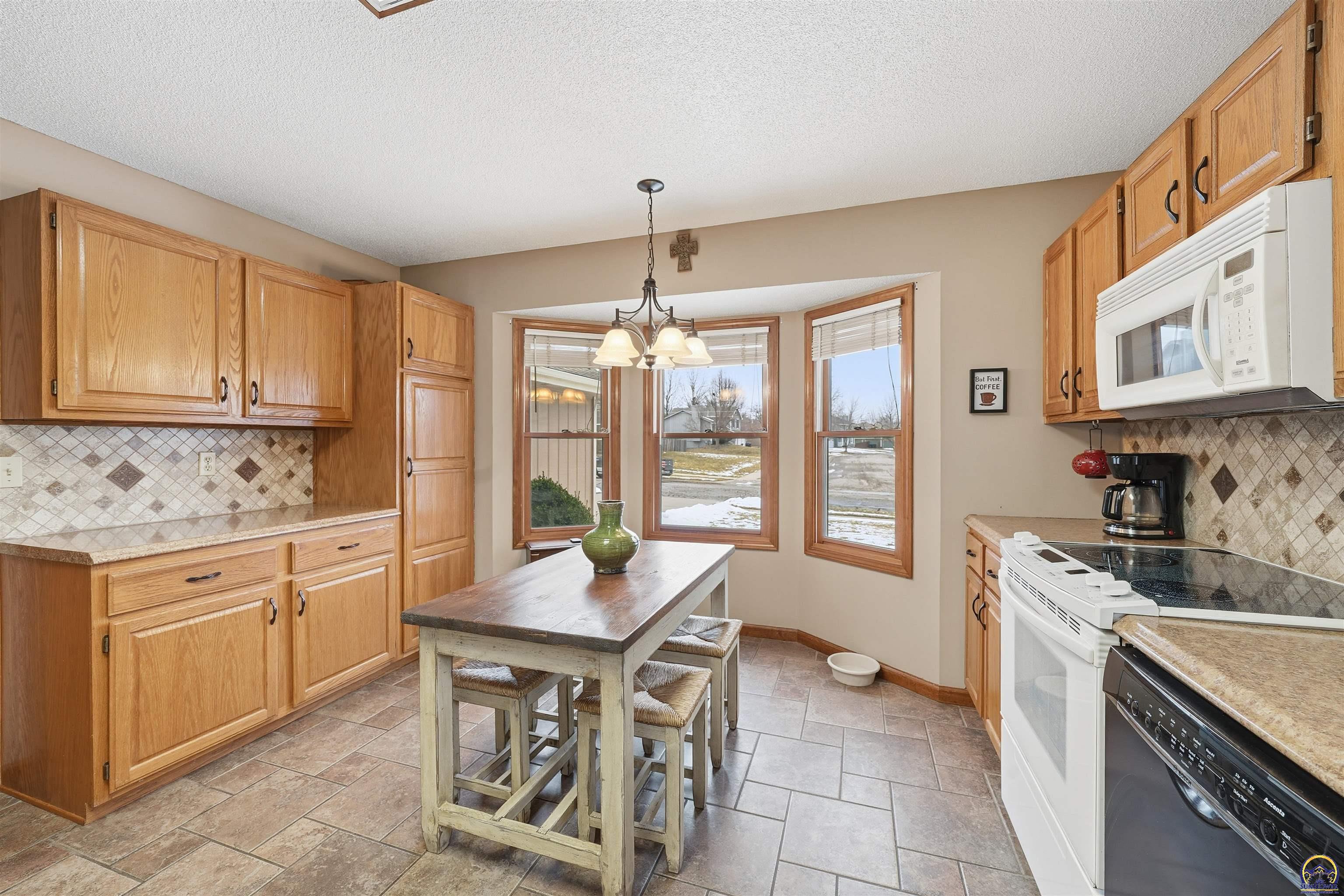 3911 Southwest 38th Lane Topeka, KS 66610 - Photo 11 of 35