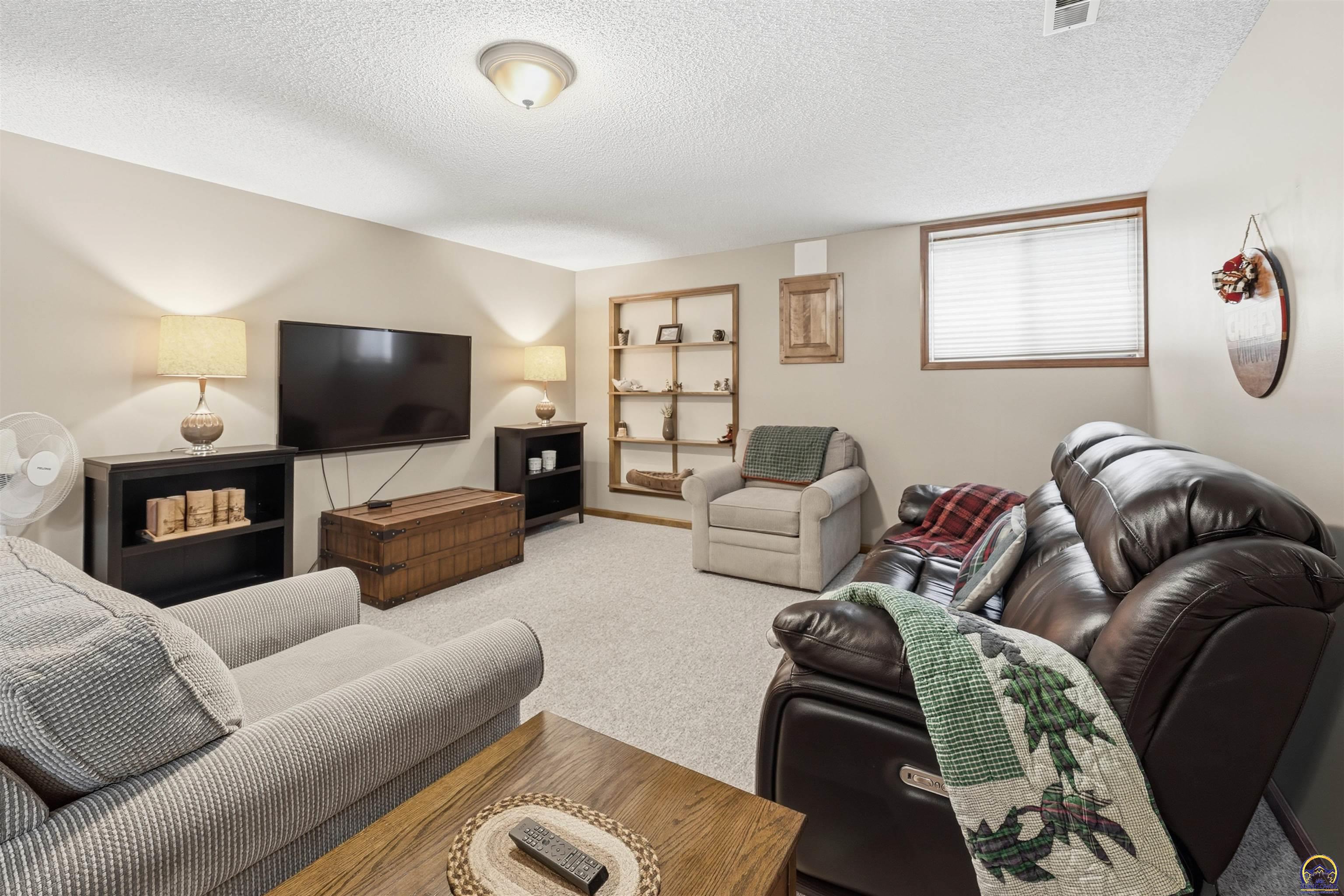 3911 Southwest 38th Lane Topeka, KS 66610 - Photo 27 of 35