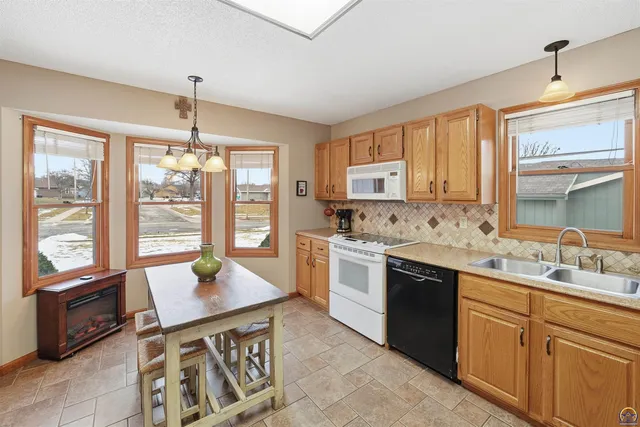 $305,000 | 3911 Southwest 38th Lane, Topeka, KS 66610