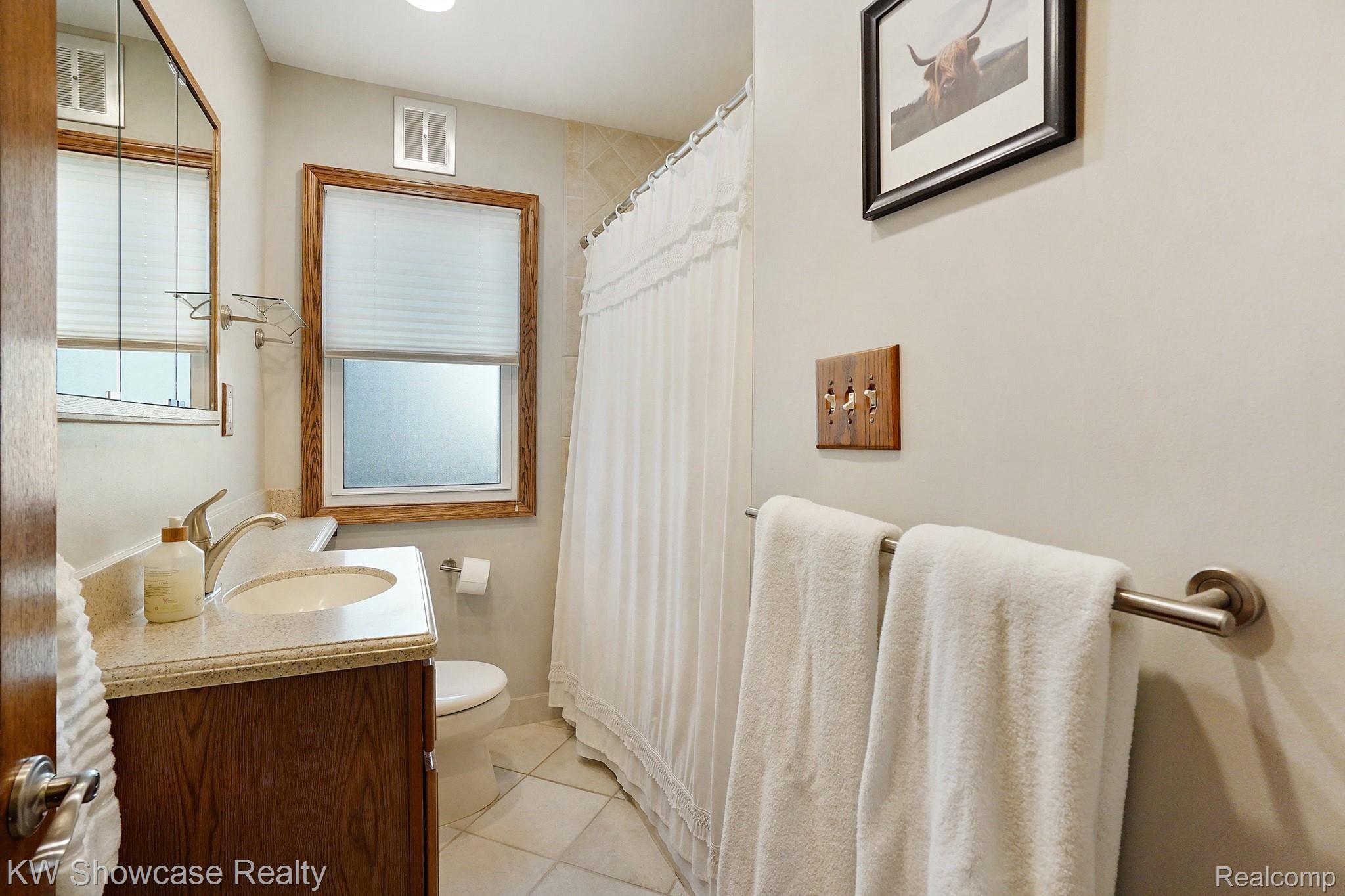 1422 Dorothea Road Berkley, MI 48072 - Photo 31 of 33 Main Bath