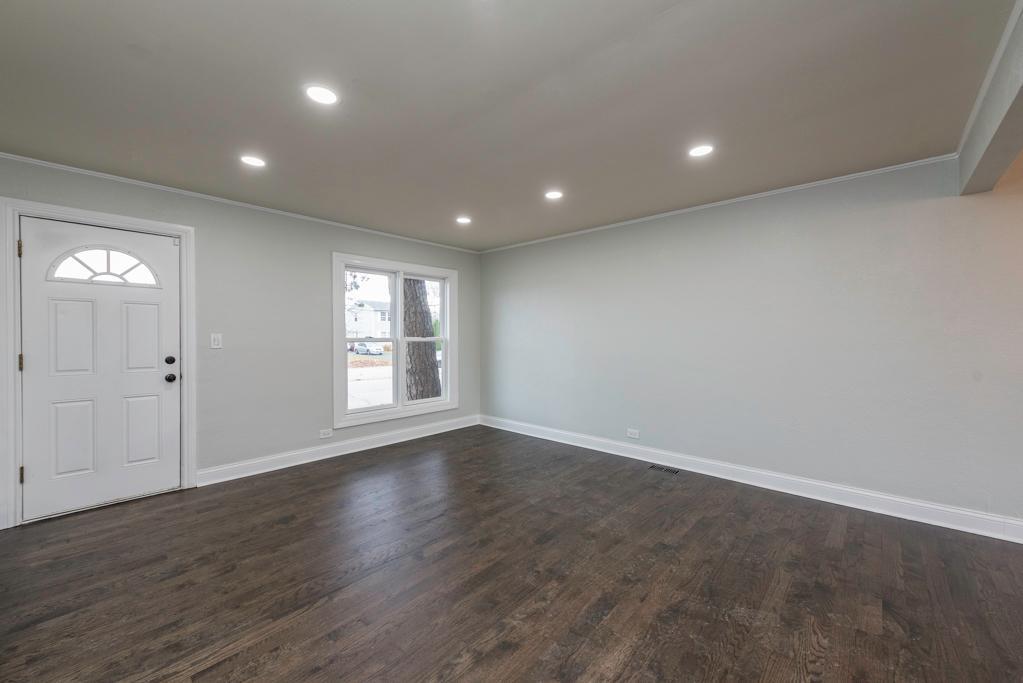 308 West Greenwood Avenue Waukegan, IL 60087 - Photo 4 of 22