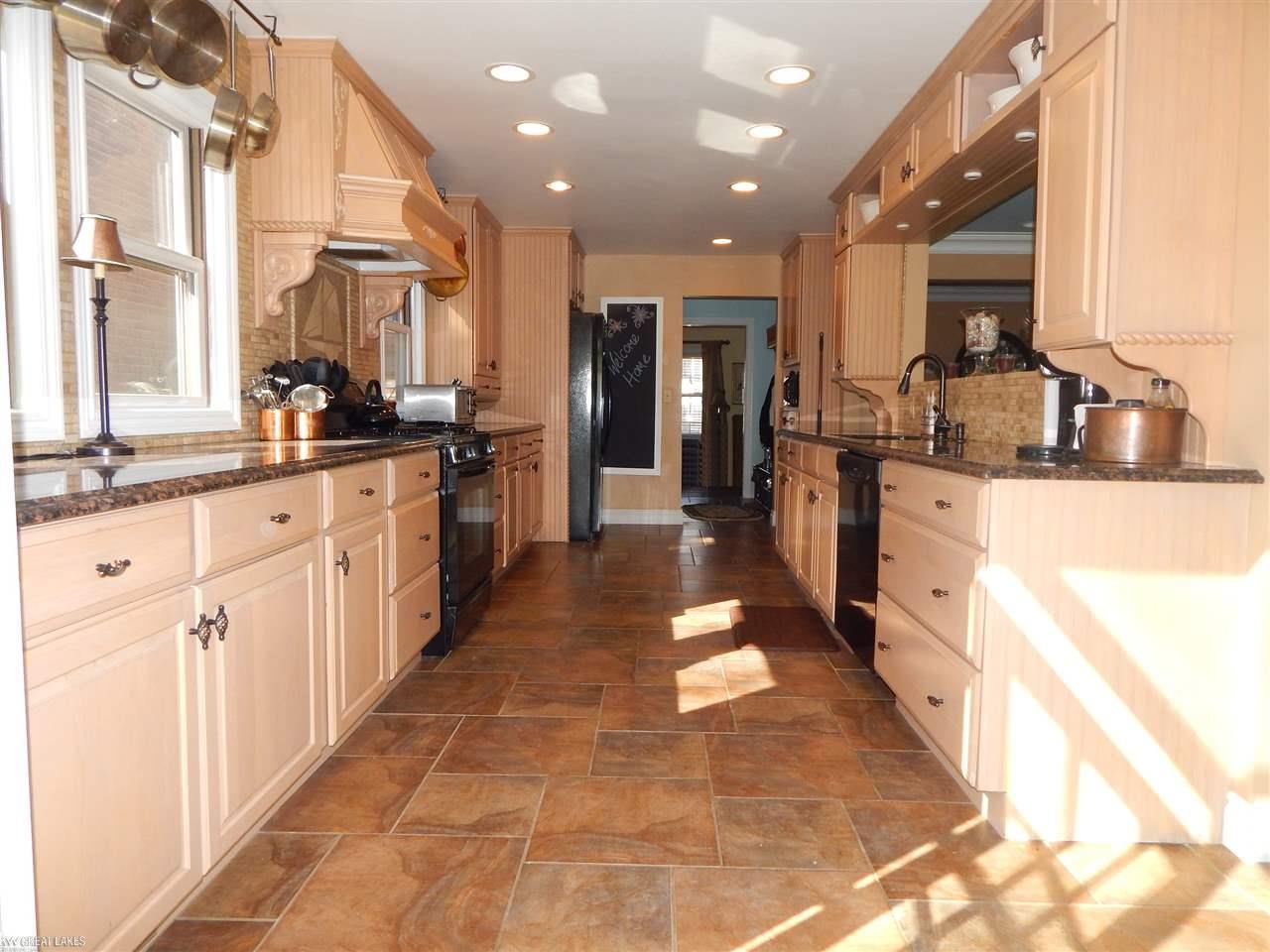1505 Hampton Road Grosse Pointe Woods, MI 48236 - Photo 11 of 35