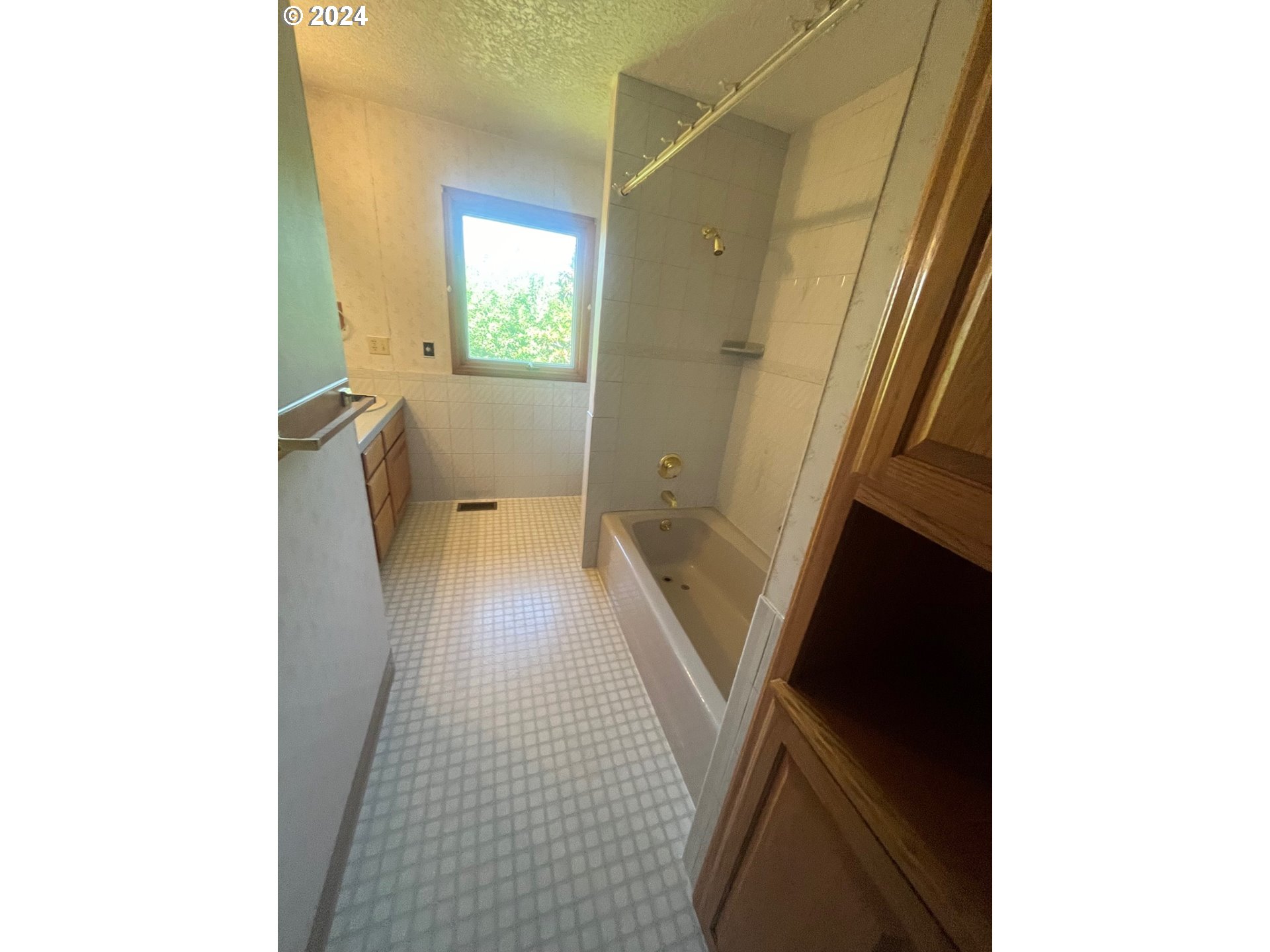 10755 Southeast 92nd Avenue Happy Valley, OR 97086 - Photo 11 of 40 a picture of a bathroom