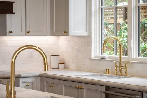 a close view of sink and tap